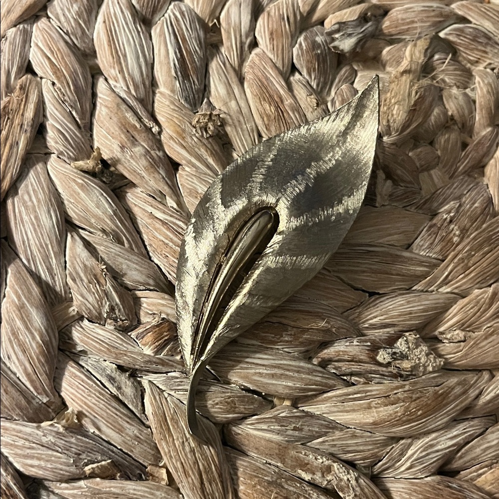 JJ Brushed Gold Tone Leaf Brooch‎